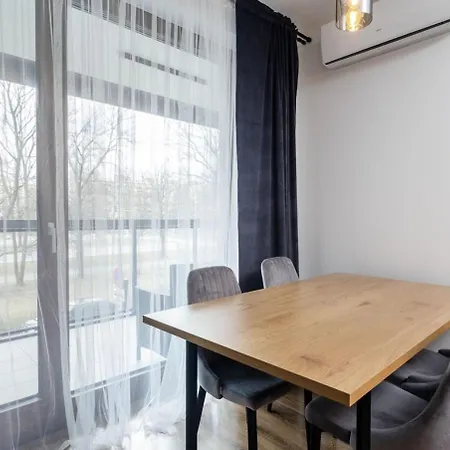 Premium White Marina Chopin Airport Warschau