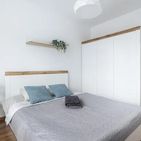 Premium White Marina Chopin Airport *